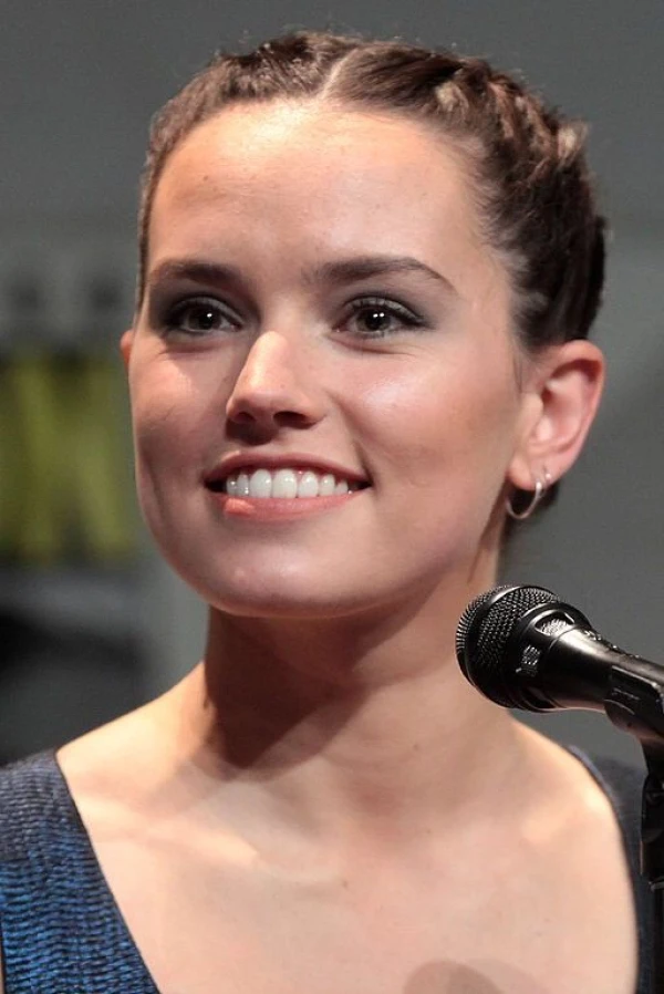<strong>Daisy Ridley</strong>. Kuva Kirjoittaja Gage Skidmore.